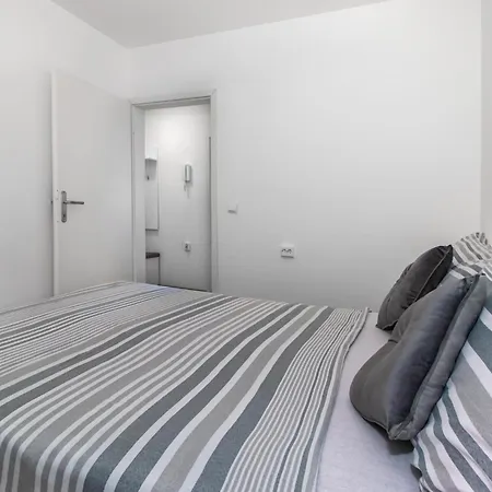 2 Bedroom Lovely In Apartment Dramalj