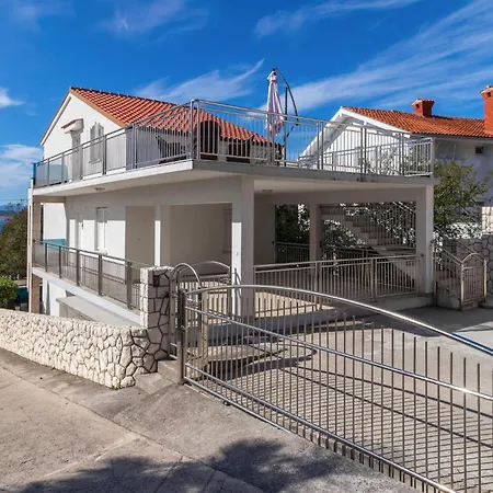 2 Bedroom Lovely In Dramalj