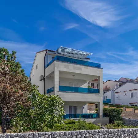 2 Bedroom Lovely In Apartment Dramalj