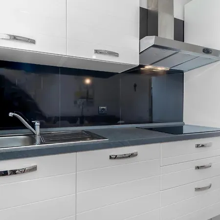 2 Bedroom Awesome In Lejlighed Dramalj