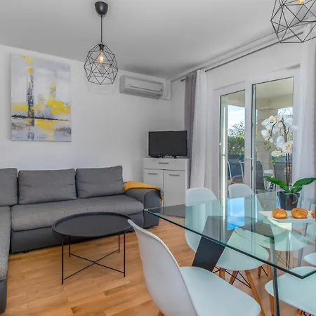 2 Bedroom Lovely In