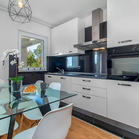 2 Bedroom Awesome In Lejlighed Dramalj
