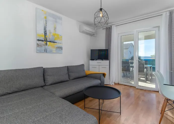 Διαμέρισμα 2 Bedroom Lovely In Dramalj